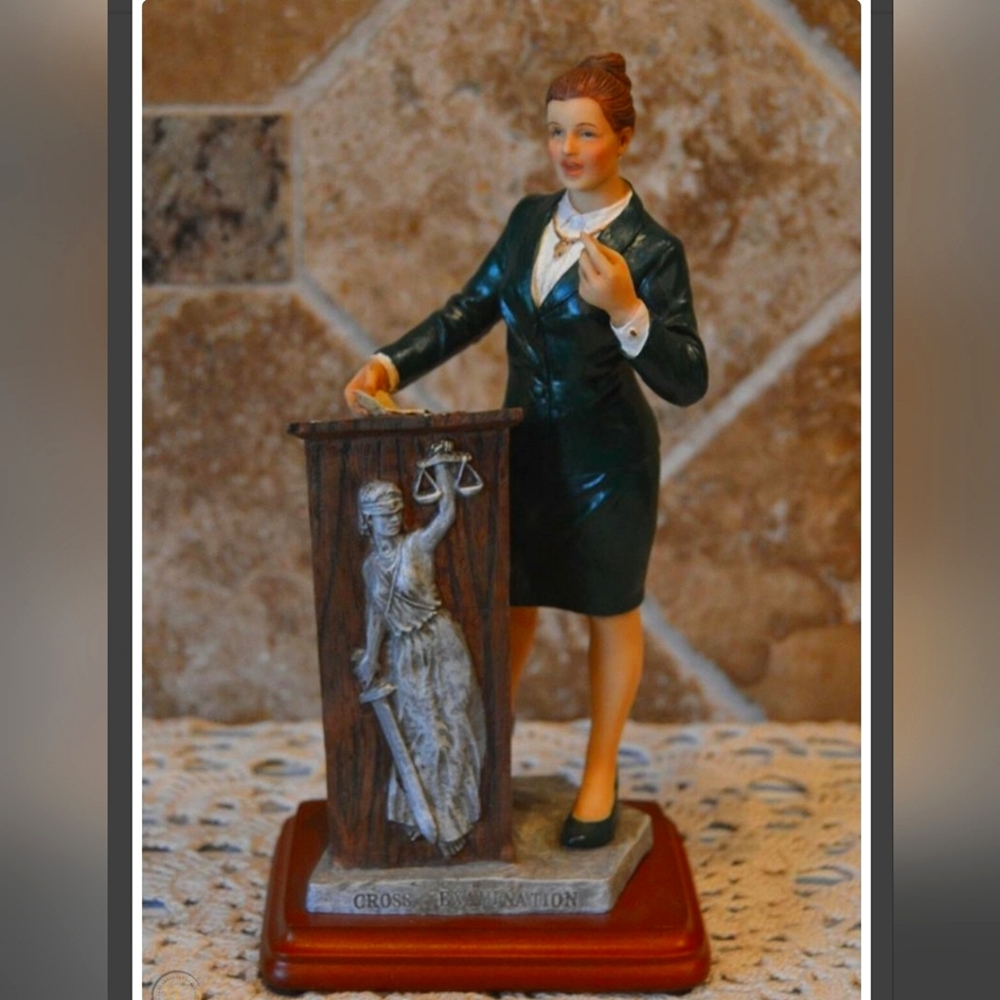 FIGURINE Female attorney. By Vanmark 1999 Defenders of Justice